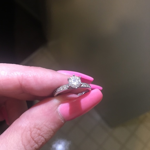 Engagement ring - Picture 4 of 5